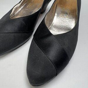 Salvatore Ferragamo black mixed material satin/ribbed pumps -- Size 7.5 AAA